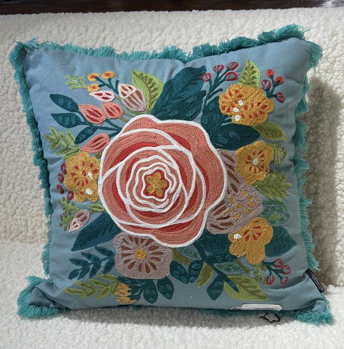 Kussen geborduurd 45x45 grote bloem